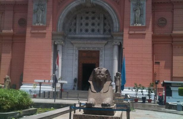 Private tour to Giza pyramids and Egyptian museum and old Cairo 