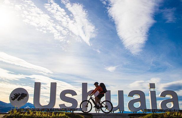 City tour by Assisted Bike between Urban Landscapes