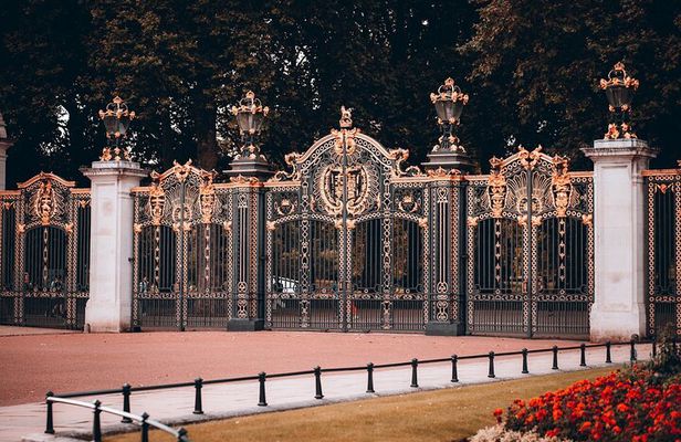 Royal Tour w/ Buckingham Palace Tickets - Semi-Private 8ppl Max