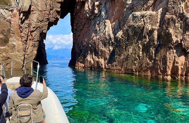 Cruise in a small group in Scandola Girolata Calanques de Piana