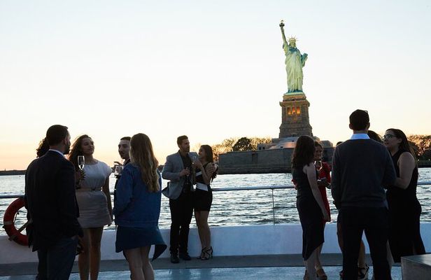 Bateaux New York Dinner Cruise