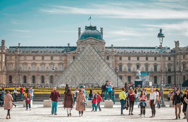 Louvre Museum Entry Ticket and Pop-Culture Walking Tour