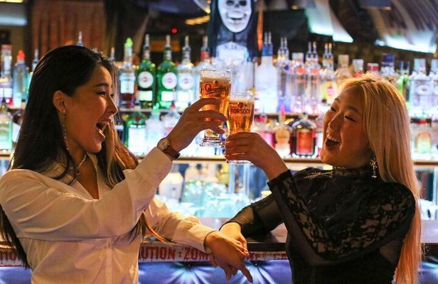 Budapest: Nightlife Bar Crawl Walking Tour