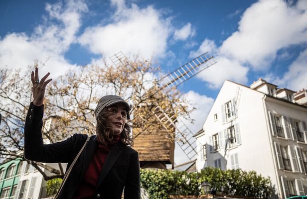 Guided tour of Montmartre in songs with a professional