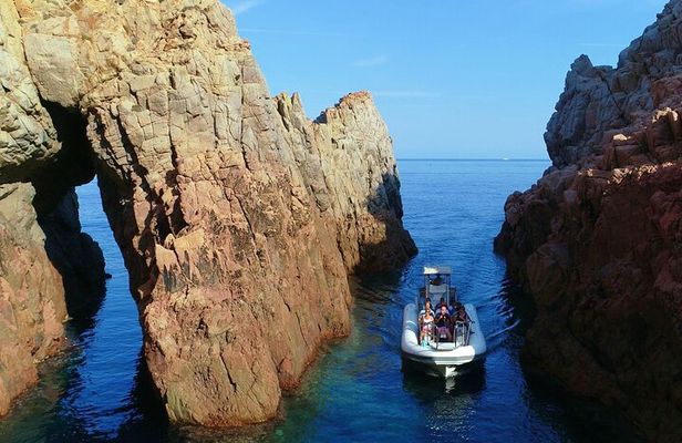 Getaway to the Calanques of Piana de Cargèse in a small group