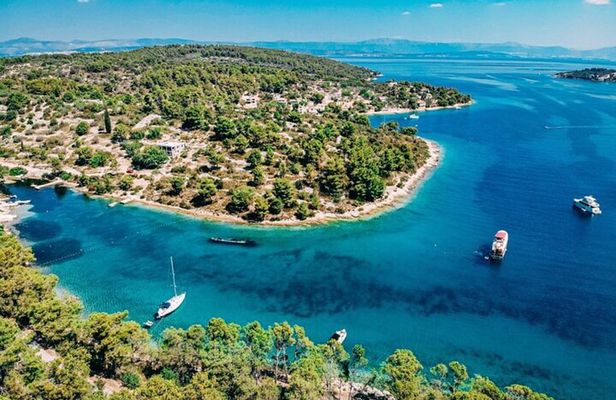 Blue Lagoon, Shipwreck & Maslinica from Split with LUNCH & DRINKS