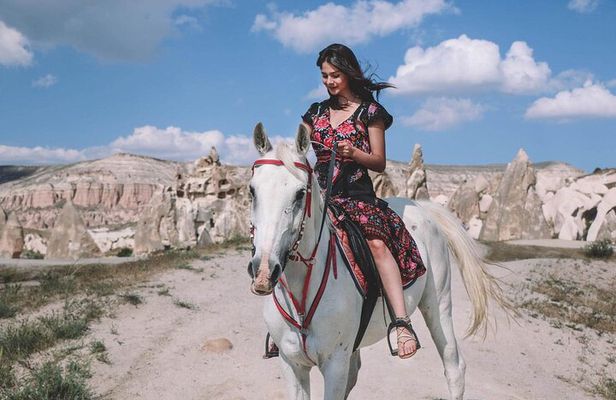 2 Hours Horse Riding Tour in Red and Rose Valley