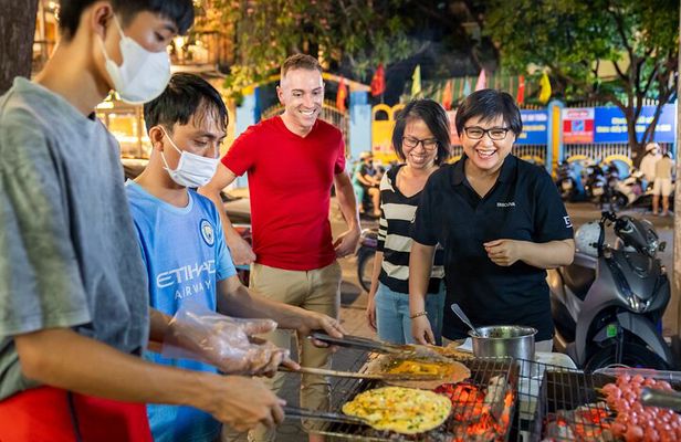 Saigon Evening Street Food Tour with 6 Dishes