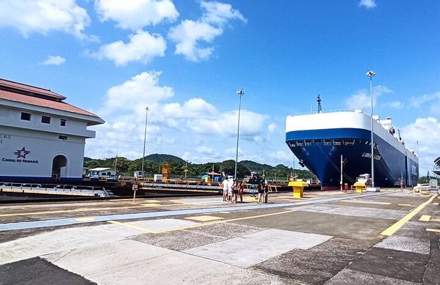 Panama Canal Tour: Miraflores Locks and Canal Zone