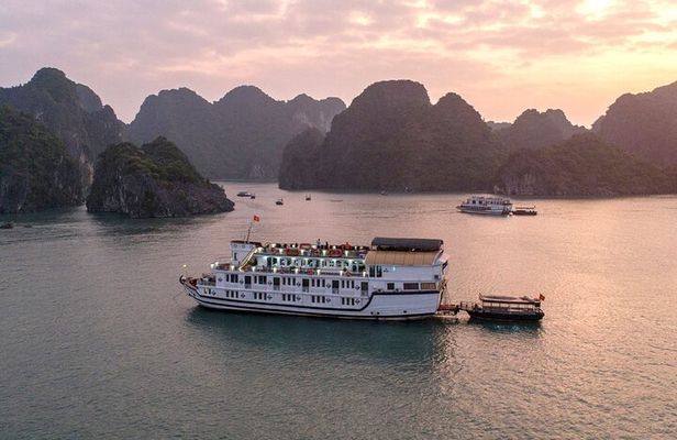 La Regina 2 days tour in Halong Bay & Bai Tu Long Bay - 4 star