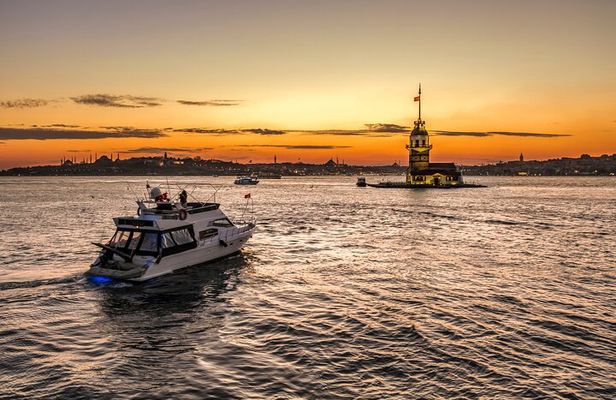 Istanbul Bosphorus Sunset Yacht Cruise with Snack and Refreshment