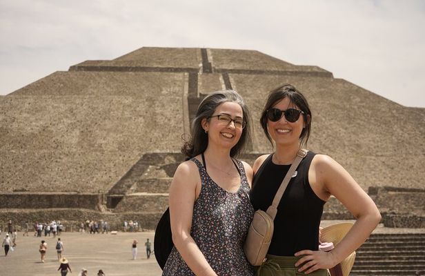 Tour to Teotihuacan with visit to ancient caves and CDMX transportation