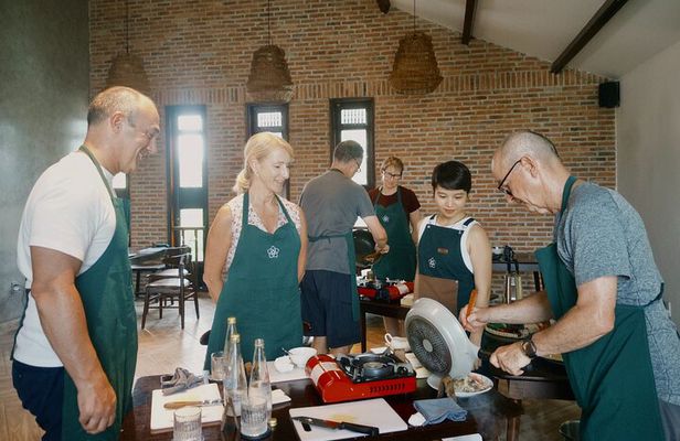 Hue's Vegetarian Cooking Class in Ancient Garden