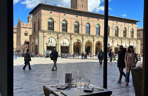 Bologna Food Tour and Enogastronomia Experience with Local Chef 