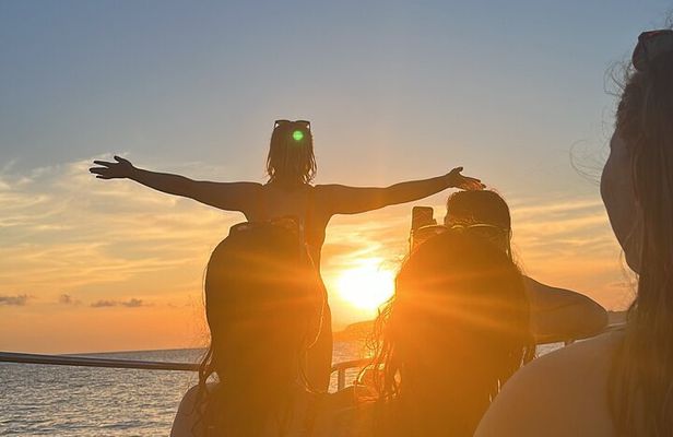 Explore Comino, Blue Lagoon & Caves - Private speed boat
