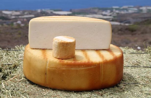 Guided Tour Montesdeoca Cheese Factory - Cheese and Wine Tasting