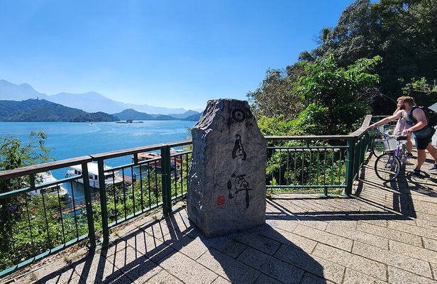 Private 9-Hour Sun Moon Lake Leisure Tour from Taichung (台中)!