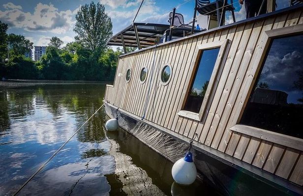 Prague YachtBoat CLASSIC cruise with Unlimited Beer or Prosecco