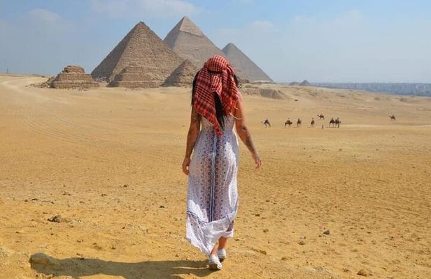 Private Guided Tour: Pyramids, Museum & Khan with Lunch & Drinks