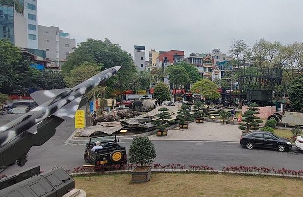 Hanoi Sightseeing and Food Tour with Army Jeep