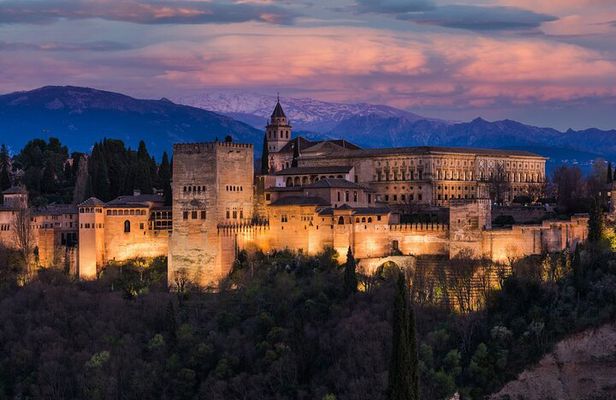 Night Tour of Alhambra and Nasrid Palaces + tickets