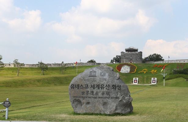 Suwon Hwaseong Fortress & Jangtaesan Full-Day Tour: Autumn Leaves