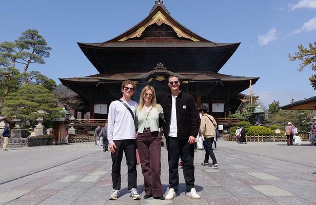 Food & Culture Walk in Nagano: Oyaki, Sake, Matcha & Zenkoji