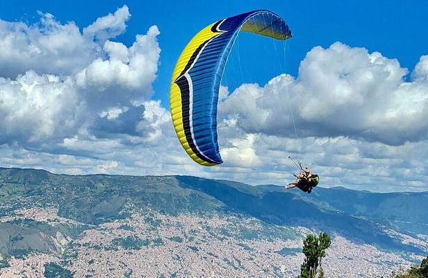 Tour Paragliding in Medellín.