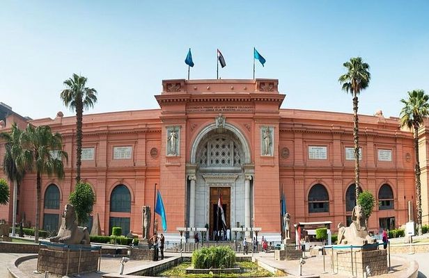 Giza Pyramids Sphinx and Egyptian Museum with Lunch Private Tour