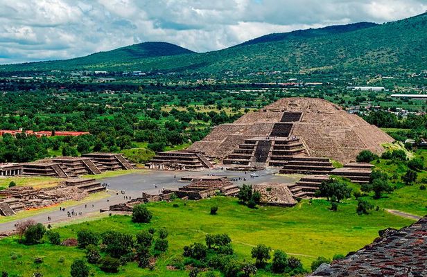 Teotihuacan Exclusive Tour with Cave Restaurant & Basilica