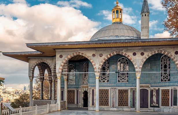Topkapi Palace and Basilica Cistern Combo Tour in Istanbul