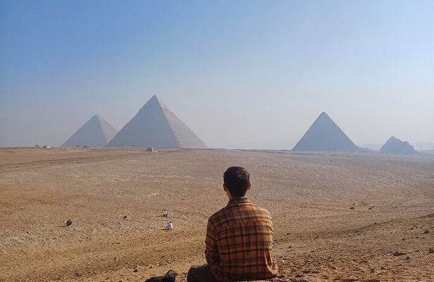 Full Day: Giza Pyramids, Sphinx, Memphis, Saqqara & Local lunch