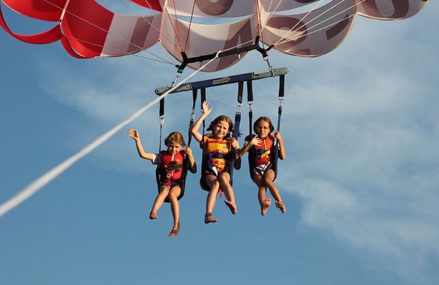 Kelowna: Ultimate Parasailing Experience