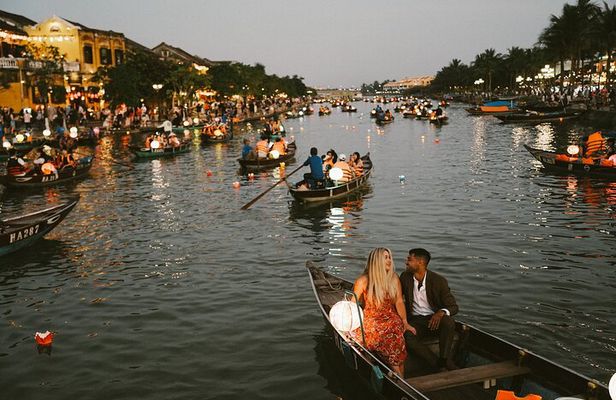 Hoi An Lantern Photoshoot: Boat Ride, Lantern Shop & Release