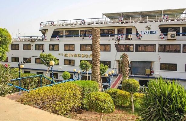 River Boat Nile Cruise In Cairo