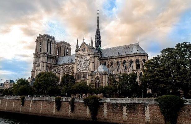 Notre Dame Outdoor and City Center of Paris with Local Guide