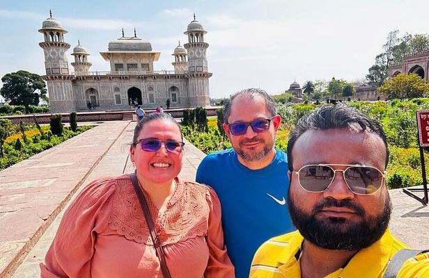 From Jaipur Taj Mahal & Agra Tour and Transfer to Delhi