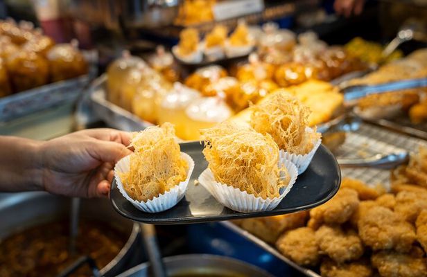 Chiang Mai: Evening Sightseeing and Food Tastings Guided Tour
