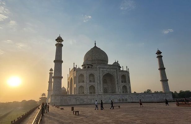 Taj Mahal & Agra Day Tour by Train from Delhi with 5* Hotel Lunch
