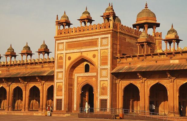 Jaipur to Agra Transfer via Abhaneri Step Well & Fatehpur Sikri