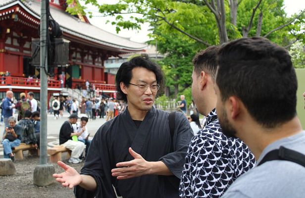 Tokyo: Asakusa Walking Tour with Japanese Comedian