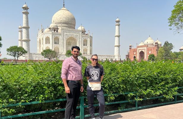 Sunrise Taj Mahal and Agra Fort Tour from Delhi with 5* Breakfast