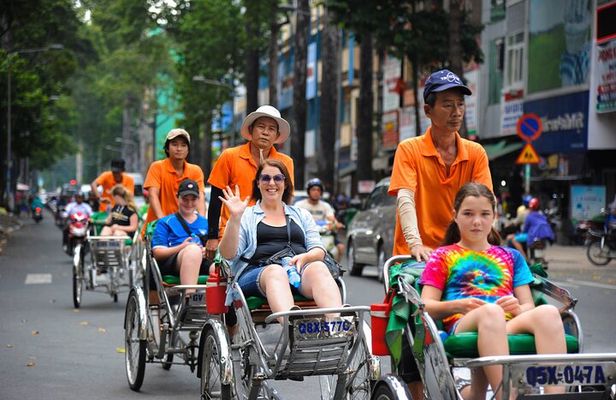 Midnight Food Tour in Saigon By Cyclo or Taxi or Scooter