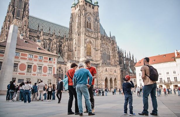 Prague Old Town, River Cruise and Prague Castle Sightseeing Tour Including Lunch