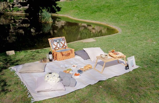 Paris Picnic experience in front of the Eiffel Tower