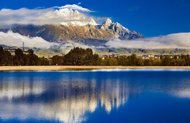 By bullet train from Kunming to Lijiang Jade Dragon snow Mountain
