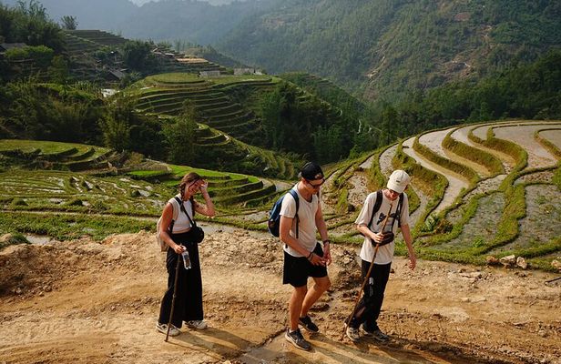 Trekking 1 circle the local village to admire Muong Hoa valley 