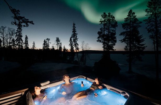 Private Arctic Forest Sauna, Jacuzzi with Northern Lights & BBQ