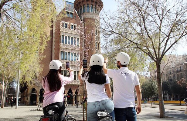 Tapas Tasting Bike/E-Bike Tour in Barcelona