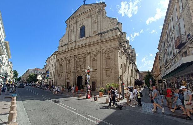 Guided tour of the Historic Center of Avignon